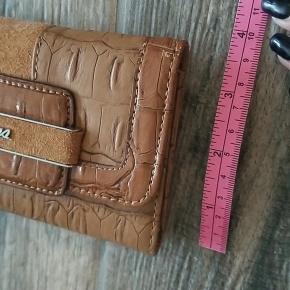 Guess Tan Wallet - Picture 10 of 10